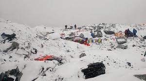 22 climbers dead in quake-triggered avalanche on Mount Everest