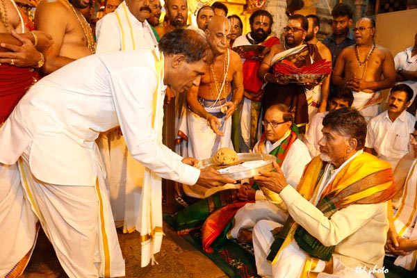 Chandrababu presents silk vastrams to Lord Balaji