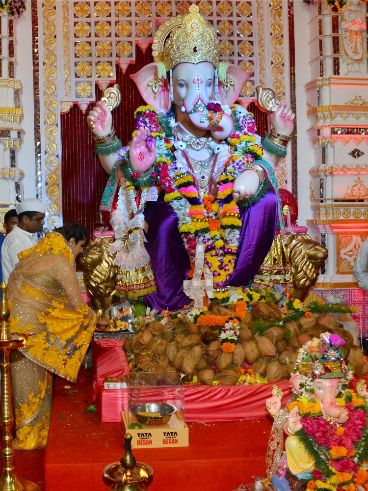 Raveena Tandon visits Andheri Cha Raja, unveils world’s biggest Besan Ladoo